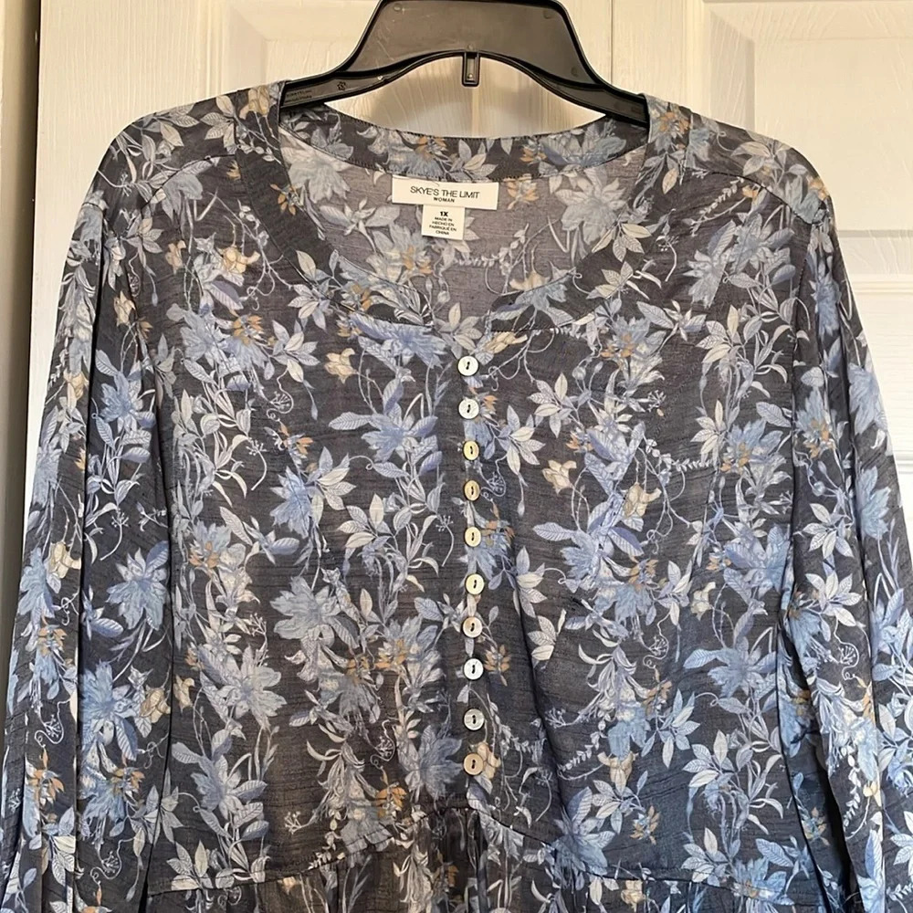 NWT Skye’s The Limit 1X blue floral tunic blouse Working Buttons ruffled bottom